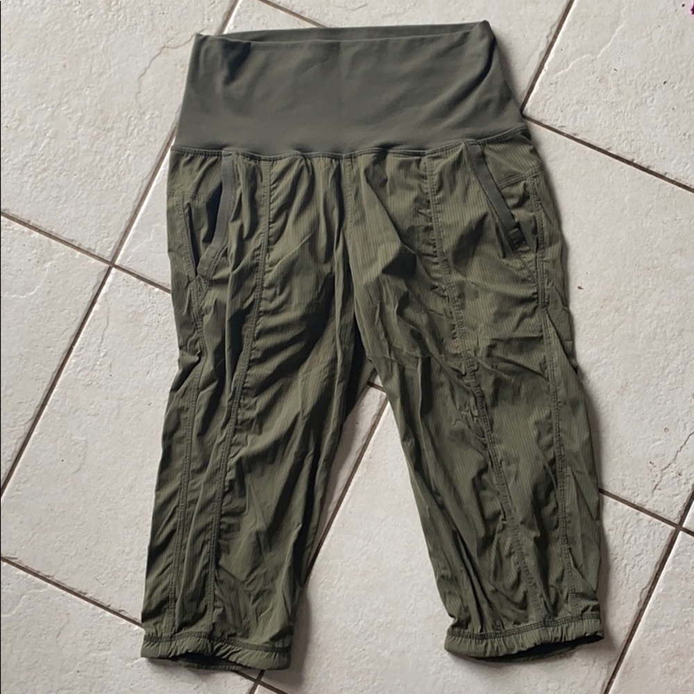 Lululemon army green capris